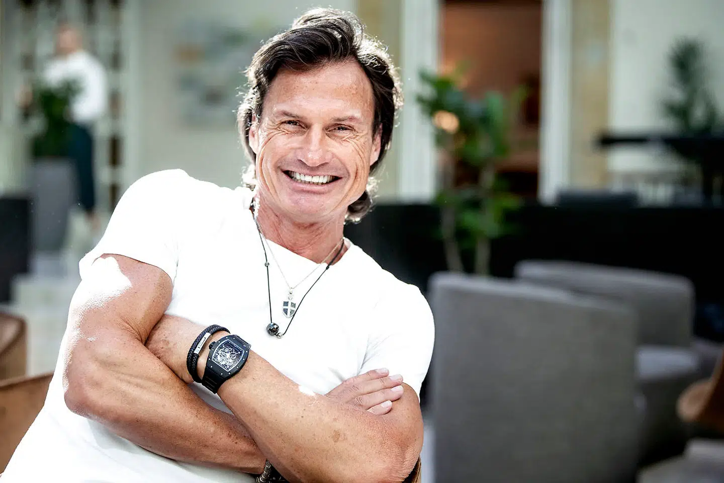 Petter Stordalen fotograferet i loungen i sit nye hotel Villa Copenhagen, som ligger i den gamle Centralpostbygning i hjertet af København.
