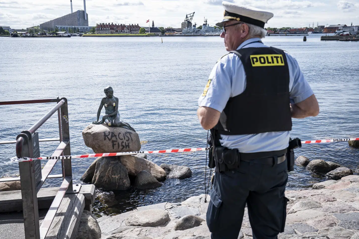 Den Lille Havfrue har fået malet Racist Fish - på dansk Racistisk Fisk - på sig. Niels Christian Vilmann/Ritzau Scanpix