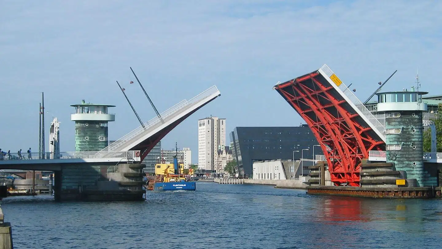 Knippelsbro i København, når den er oppe.