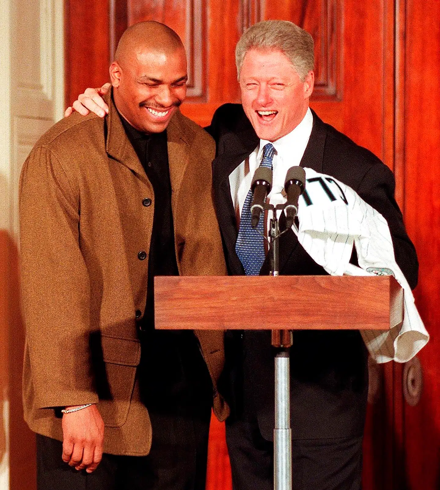 Bobby Bonilla med daværende præsident Bill Clinton. Baseballspilleren blev hyldet med holdkammeraterne i Florida Marlins for at have vundet World Series i 1997.