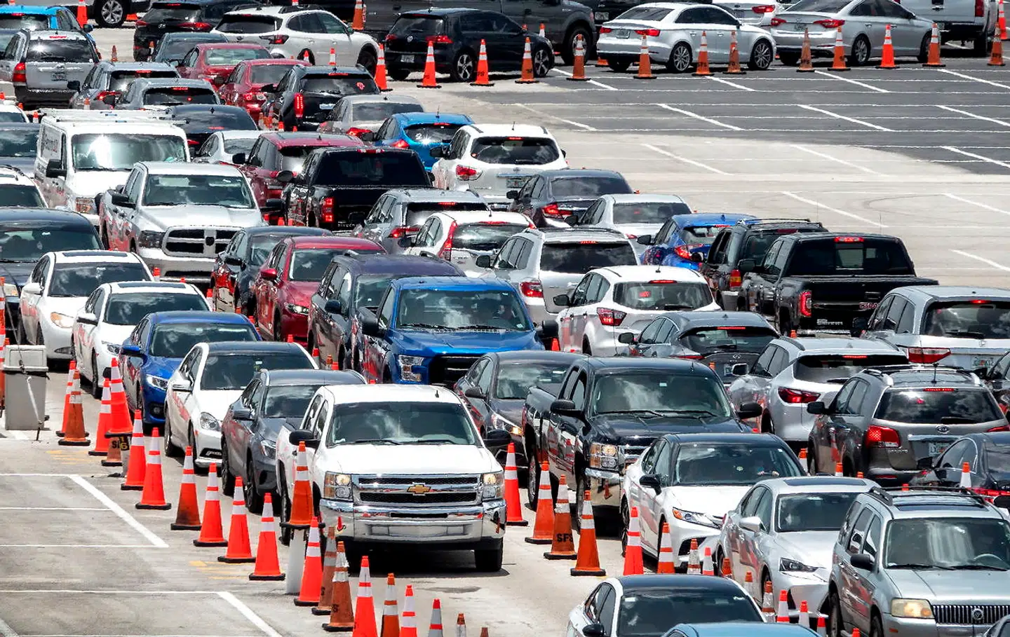 Flere hundrede holder i kø til at blive testet for corona.