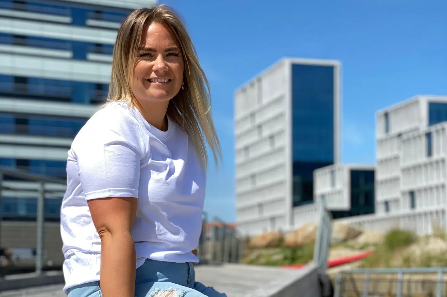 Til daglig bor Sarah Frost i Aarhus med sin kæreste og hunden Oskar. Hun lever af at være influencer.