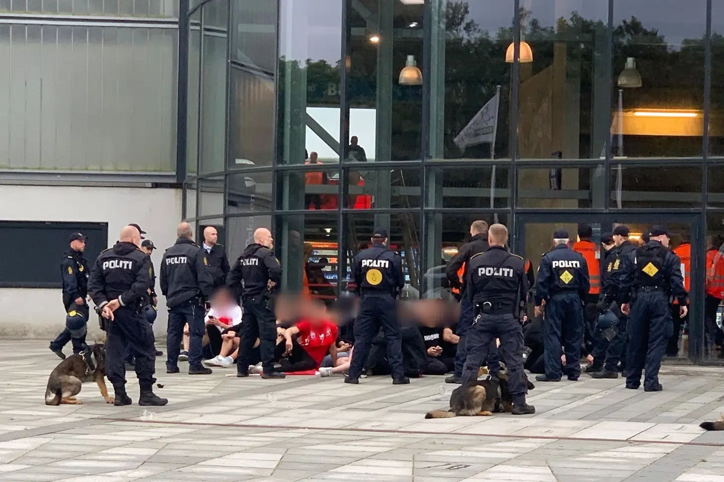 En mindre gruppe AaB-fans udvandrede fra onsdagens pokalfinale. Presse-Fotos.dk/Ritzau Scanpix