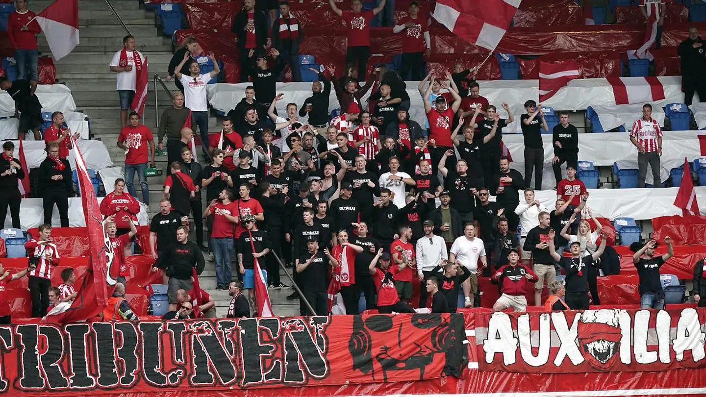 En gruppe AaB-fans stod for tæt i forbindelse med onsdagens pokalfinale, og til sidst valgte de at forlade stadion, da de ikke ville overholde restriktionerne. Kampen nåede at være afbrudt i 14 minutter.