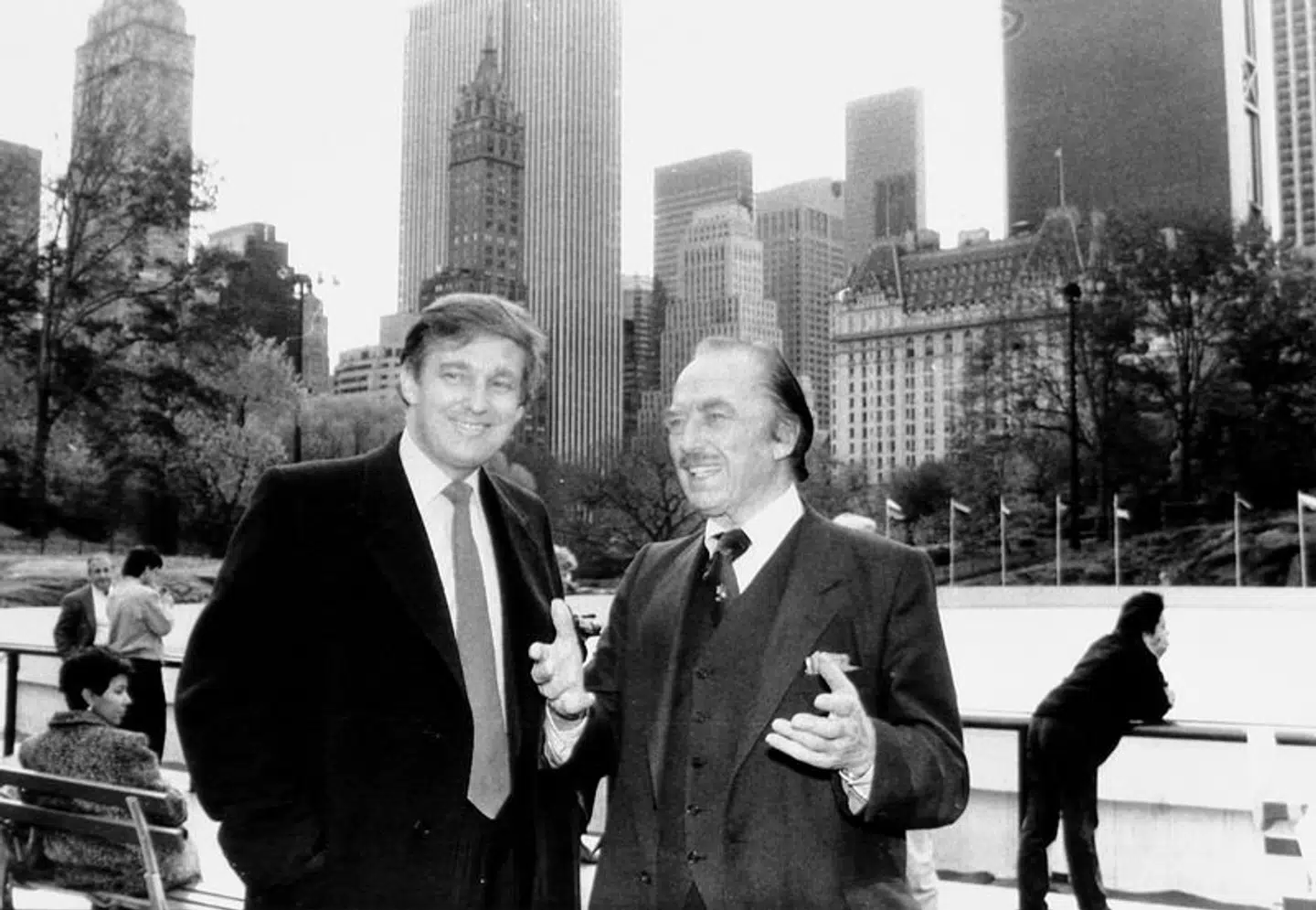 Donald Trump, der her blandt andet ses med sin familie, har haft en vanskelig barndom, hvor især faderen, Fred Trump, (på billedet nederst tv.) var meget »opdragende«. Arkivfoto: Scanpix