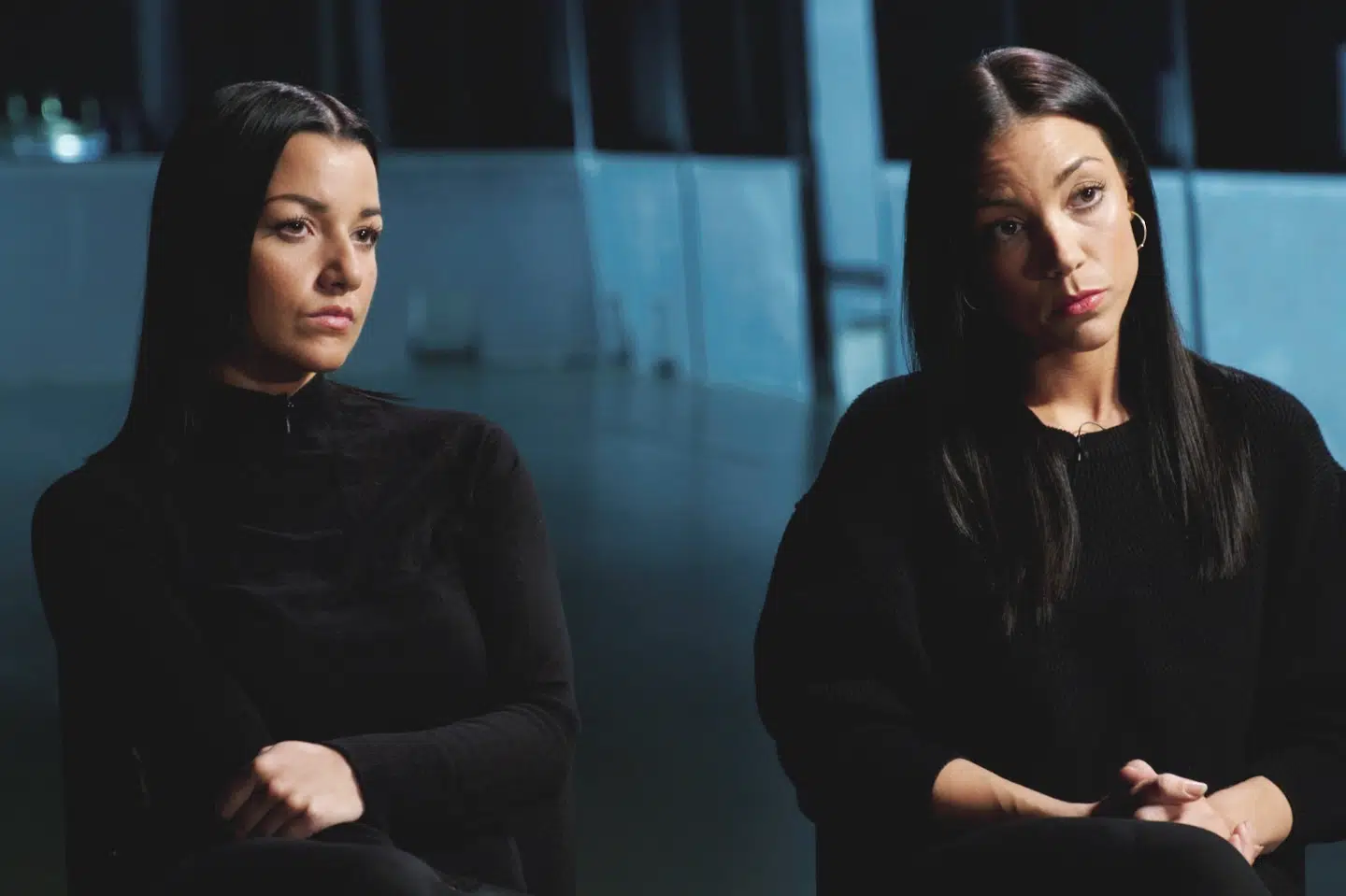 Britta Nielsens døtre, Samina Hayat (t.v.) og Jamilla Hayat (t.h.), stillede sig frem på tv i november 2018, efter at Britta Nielsen var blevet anholdt i Sydafrika og sigtet for svindel i Socialstyrelsen. Døtrene er sammen med deres bror tiltalt for groft hæleri ved at have fået del i pengene. Discovery Networks Danmark/''brit/Ritzau Scanpix
