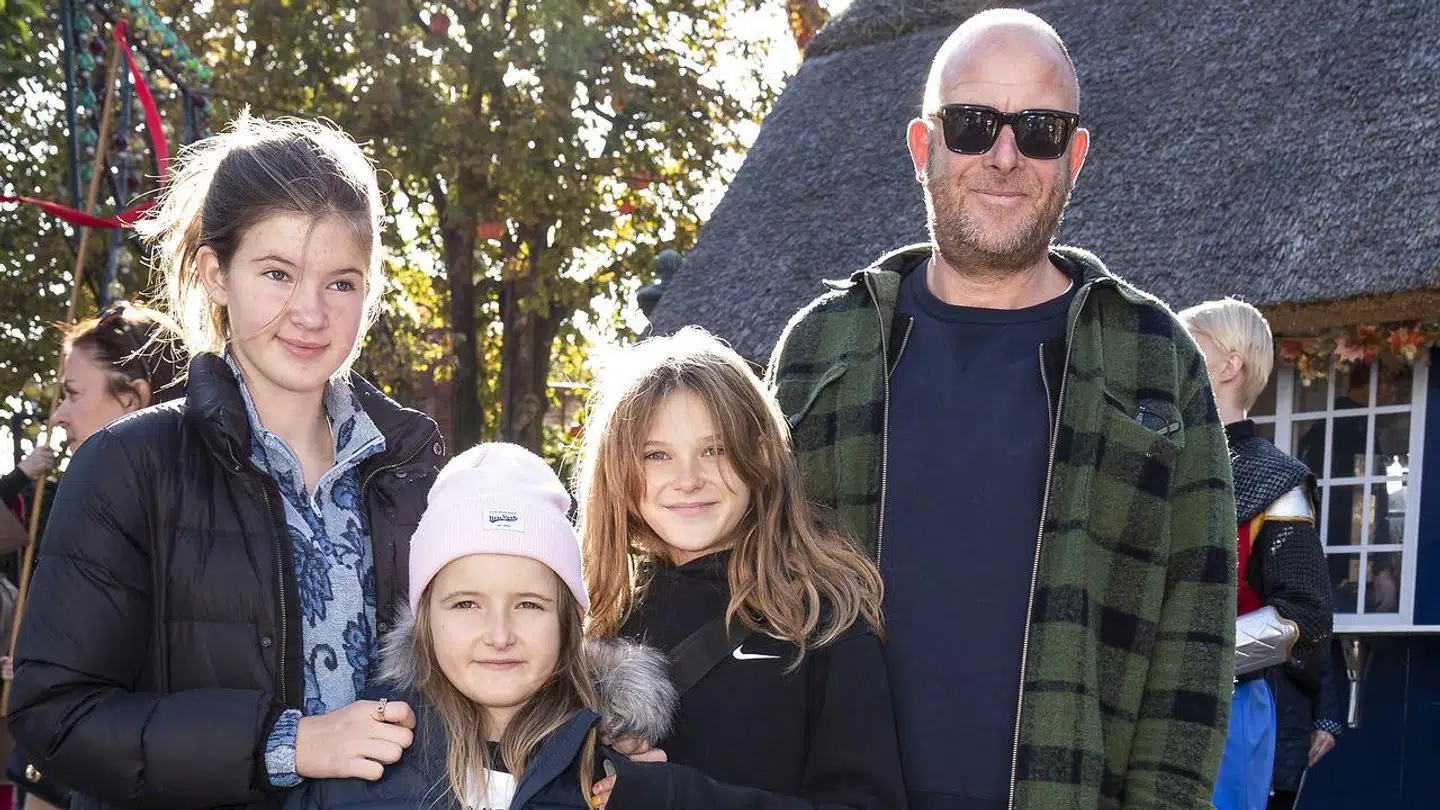 Her ses Rita Engberg Steen (t.v.) sammen med sine to søstre og sin far, Nikolaj Steen.