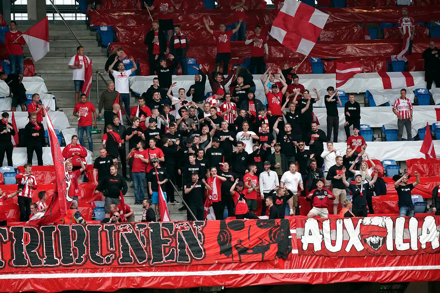 Flere AaB-fans stod alt for tæt.