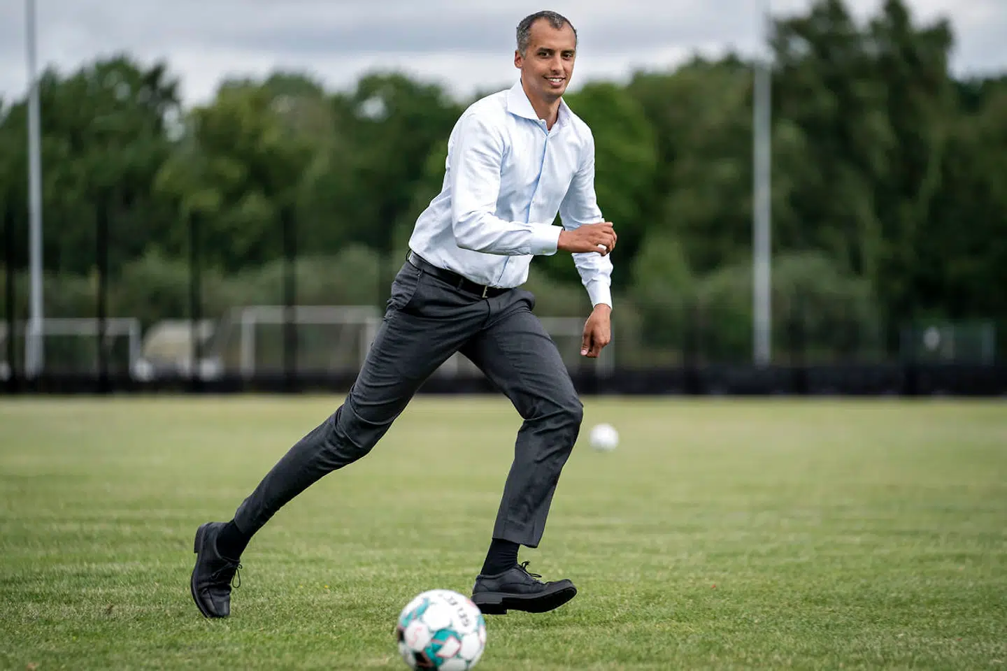 Udlændinge- og Integrationsminister Mattias Tesfaye (S) besøger Ishøj FC's DBU Get2 Fodboldskole i Ishøj, onsdag den 1. juli 2020. Tesfaye besøger fodboldskolen i forbindelse Get2 fodboldskolernes 10-års jubilæum. DBU Get2 Fodboldskolerne er særlige fodboldskoler i landets udsatte boligområder. I år sætter disse skoler rekord med 21 skoler og 1.375 deltagere.. (Foto: Niels Christian Vilmann/Ritzau Scanpix)