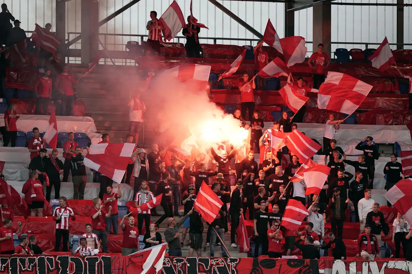 Aalborgensiske fans stod meget tæt sammen på tribunerne til pokalfinalen mod Sønderjyske onsdag aften, og det fik kamparrangørerne til at afbryde kampen midlertidigt.