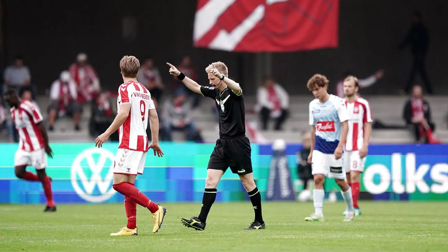 Dommer Jørgen Daugbjerg Burchardt stopper finalen i Sydbank Pokalen: AaB - SønderjyskE. Blue Water Arena Esbjerg onsdag den 1 juli 2020. . (Foto: Claus Fisker/Ritzau Scanpix)