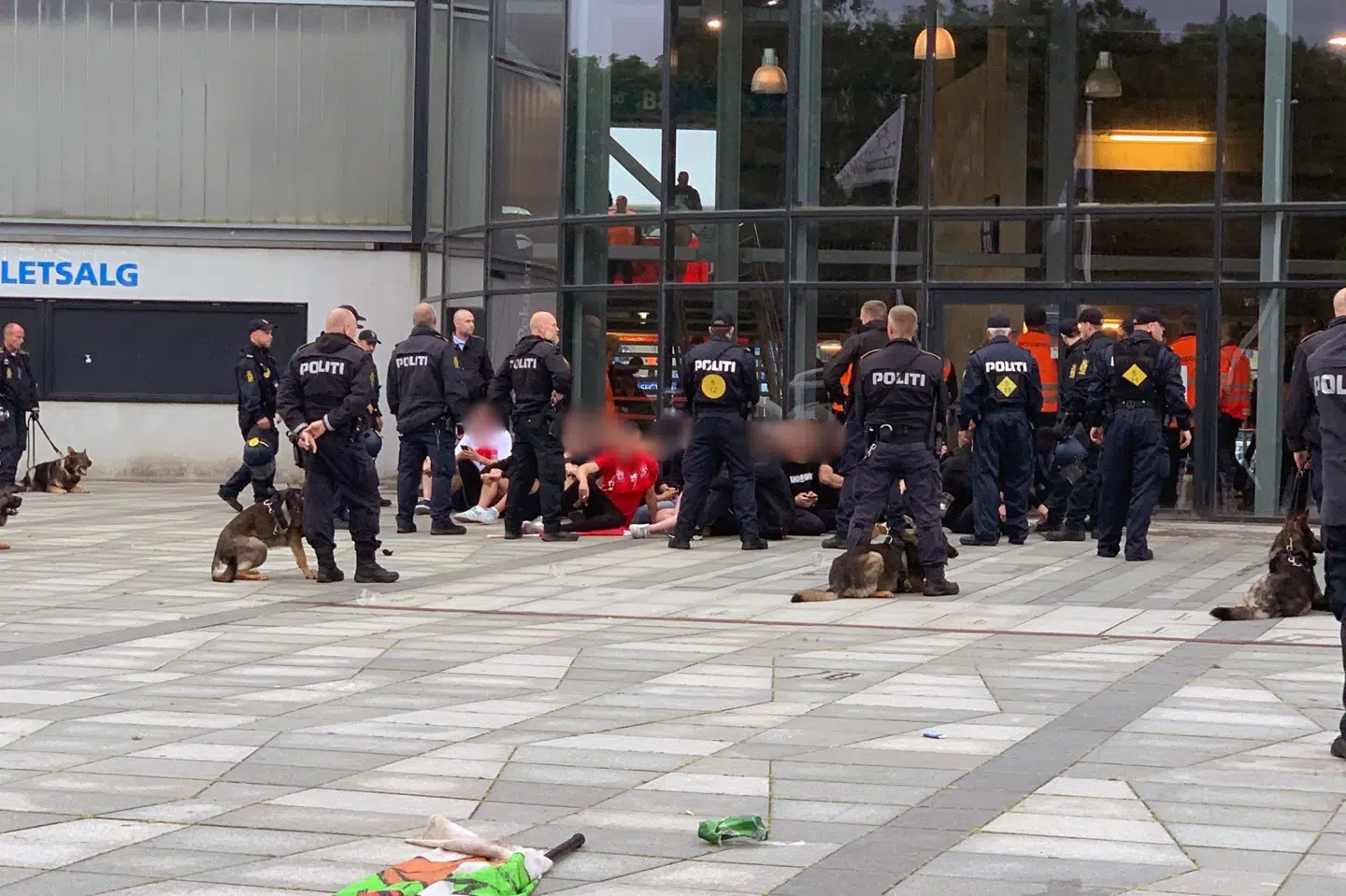 Billeder viser, at fansene blev placeret i et såkaldt futtog, hvor de sad tæt sammen, hvilket vakte opsigt coronareglerne taget i betragtning. Metoden blev taget i brug for at håndtere situationen, har Syd- og Sønderjyllands Politi forklaret. Presse-Fotos.dk/Ritzau Scanpix