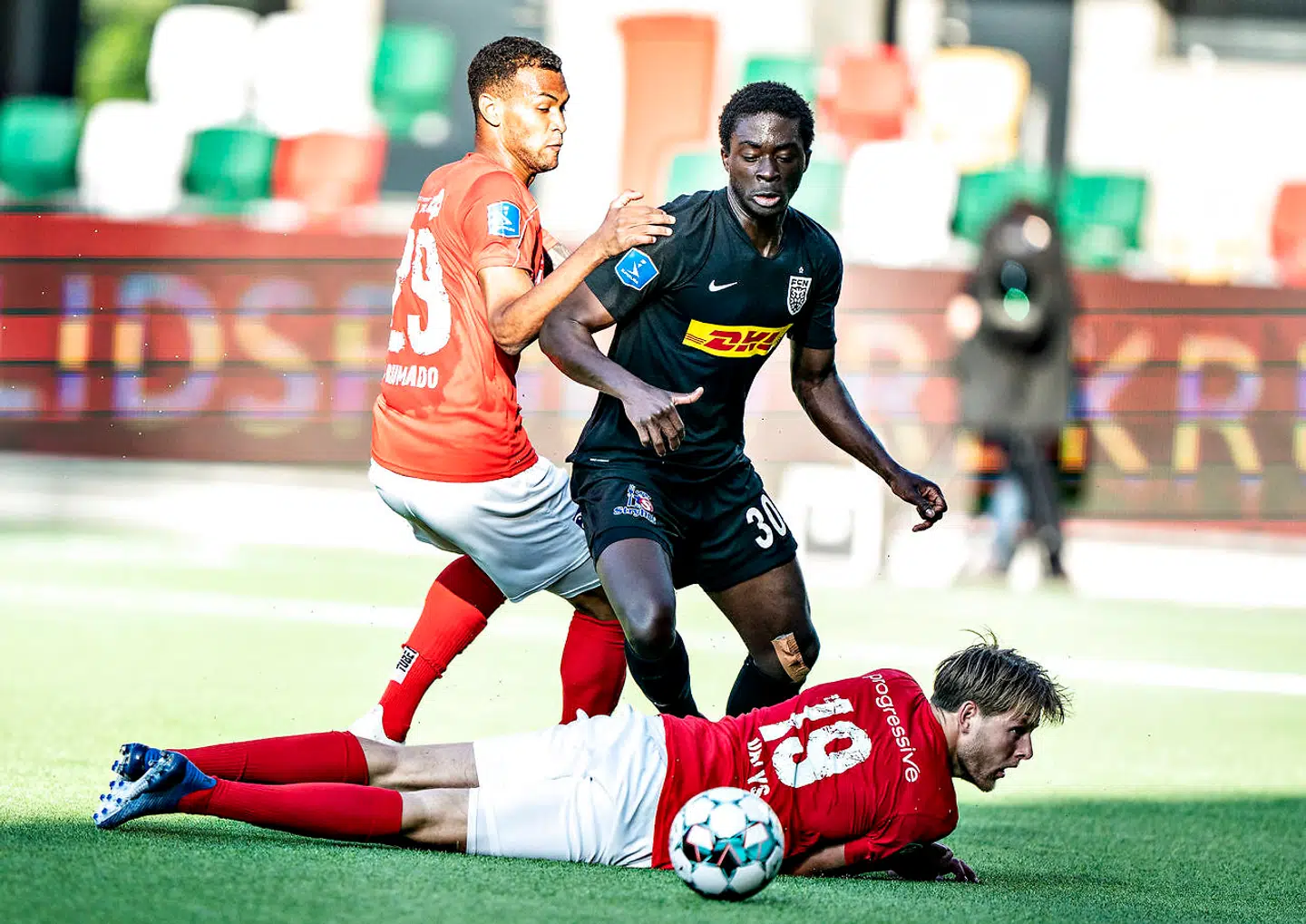 Abdul Mumin (midten) kom til FC Nordsjælland fra Right to Dream-akademiet i 2016. Her ses han i aktion mod Silkeborg.