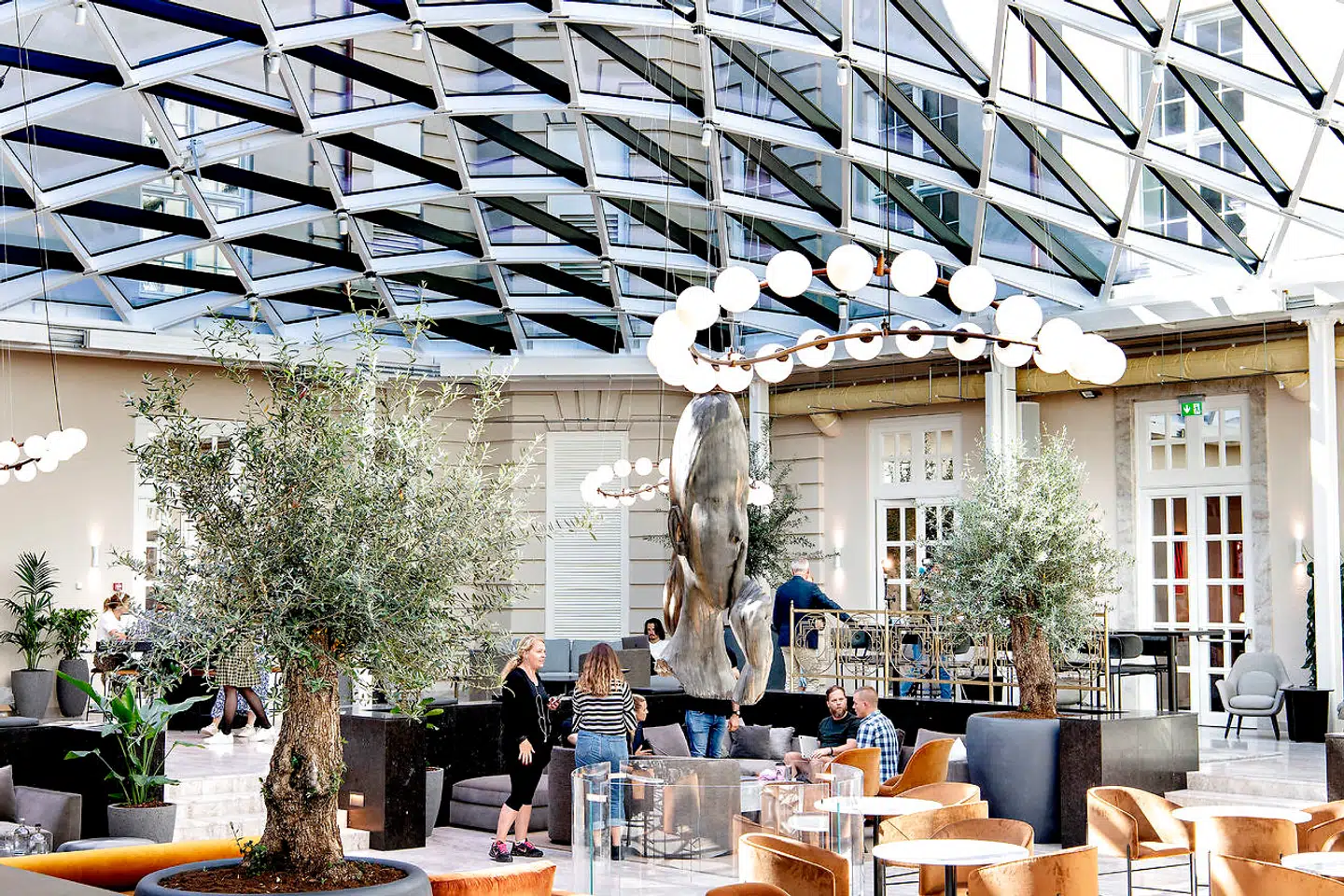 Courtyard'en i Villa Copenhagen. Her kan både hotellets gæster og folk fra gaden nyde en kop kaffe, en drink eller en øl, mens de arbejder, nyder en pause eller blot vil hænge ud. Derfor kalder Villa Copenhagen området omkring receptionen for courtyard i stedet for lobby.