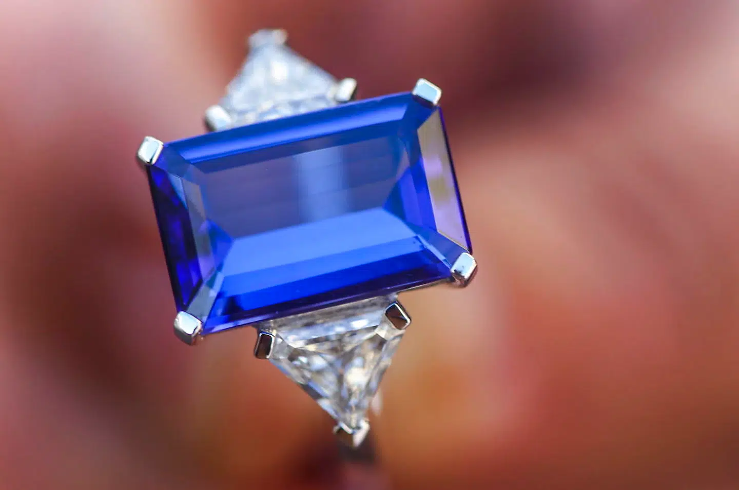 En kvinde holder en Tanzanite og diamantring i Cape Town i Sydafrika.