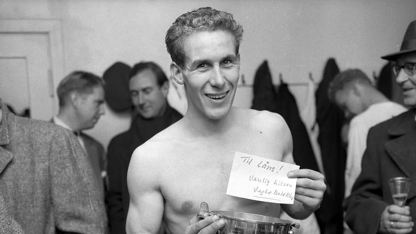 Svend Aage Rask med mesterskabspokalen for B1909 i 1959. 'B 1909 - Fyns første danmarksmestre', skriver Berlingske Tidende mandag den 23. november 1959. 'Saa blev spændingen endelig udløst. B 1909 erobrede som den første fynske klub nogen sinde det danske fodboldmesterskab. B 1909 vandt i overværelse af 21.000 tilskuere 3-1 over Frem i Idrætsparken, og saa hjalp det ikke KB'erne, at de kunne slaa OB 2-1 i Odense. Her ses maalmanden Svend Aage Rask med mesterskabspokalen. Da man tog laaget af den, laa der en seddel med indskriften: 'Til laans, Vejle Boldklub'. I fjor blev Vejle jo mester'. (Foto: Aage Sørensen/Scanpix)