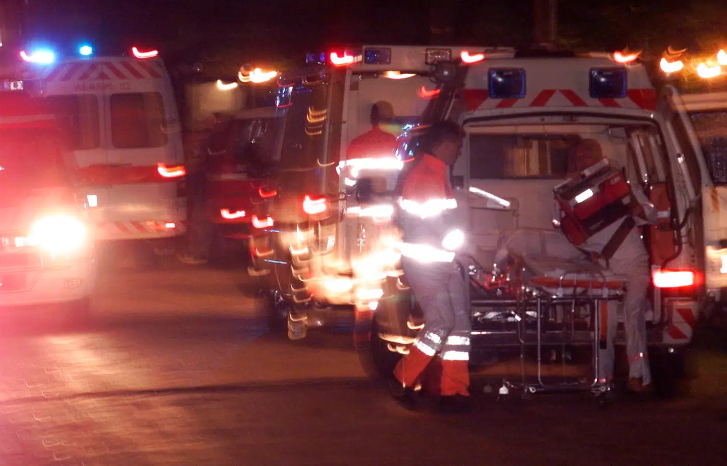 Ambulances arrive at an outdoor rock music festival in Roskilde, 30 kilometres west of Copenhagen, where eight fans were trampled to death late Friday Juni 30, 2000 when the crowd surged toward the stage where Pearl Jam was playing, three others were injured, one badly. (Foto: KASPAR WENSTRUP/SCANPIX NORDFOTO 2000)