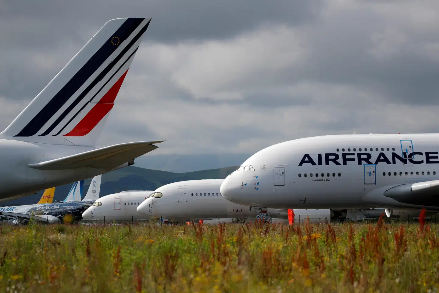 En Airbus A380 fra Air France holder sammen med tusindvis af andre fly stille på landjorden under coronakrisen, der har gjort ondt på hele flybranchen. Stephane Mahe/Reuters