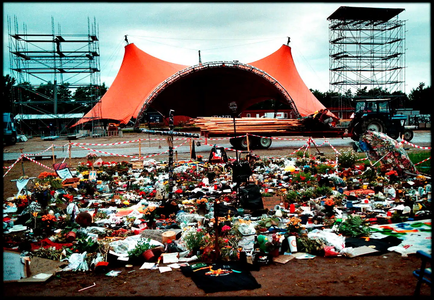 - DANMARK - ÅRTIET I BILLEDER - Roskilde Festival i 2000 endte i en tragedie. Ni mennesker blev mast ihjel foran Orange Scene under en koncert med Pearl Jam.