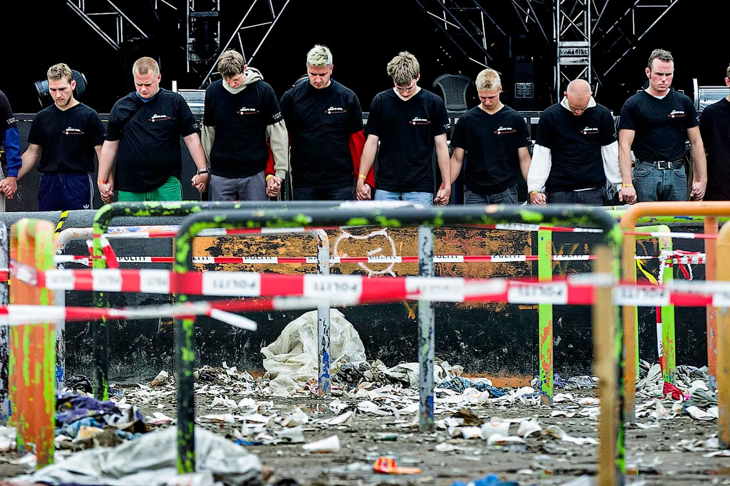 Roskilde Festivalen blev i 2000 afholdt fra 29. juni til 2. juli. Roskilde oplevede sin første store ulykke sent om aftenen fredag 30. juni 2000 kl ca 23.30, da 9 mennesker omkom foran Orange Scene under en koncert med Pearl Jam. Scenepersonale foran Orange Scane dagen efter.. (Foto: Nils Meilvang/Ritzau Scanpix)