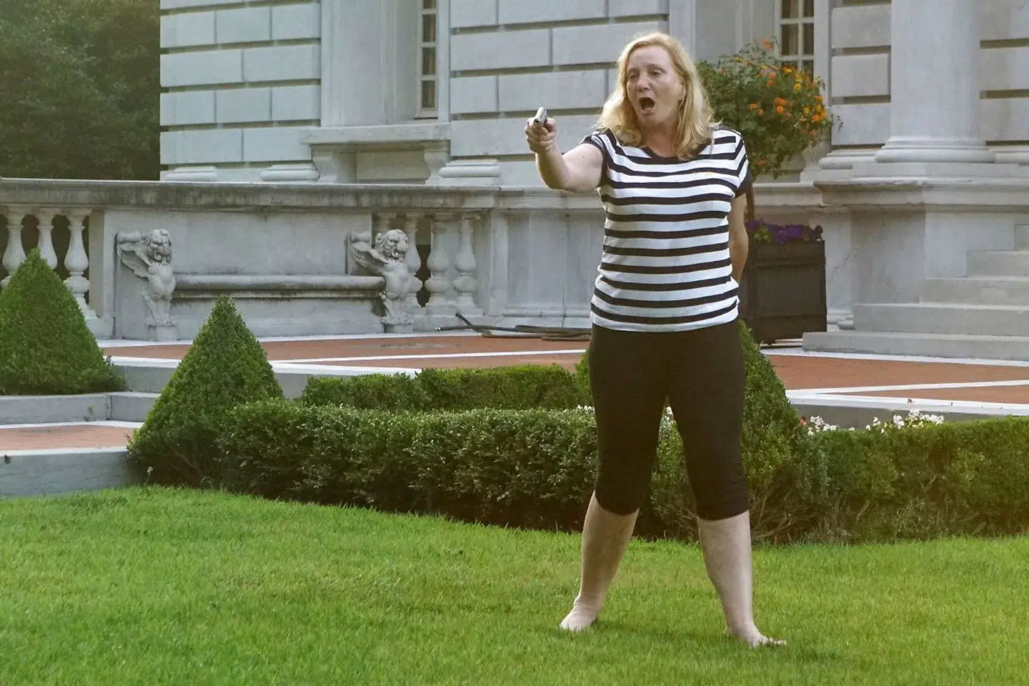Patricia McCloskey på plænen foran sit hus i St. Louis.