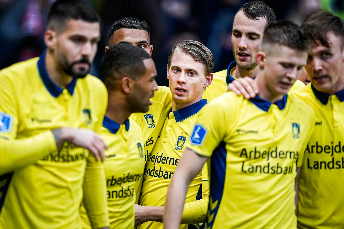 Brøndby må undvære Simon Hedlund og Samuel Mraz mod AaB, da begge spillere på grund af de postive coronatests skal sidde over.