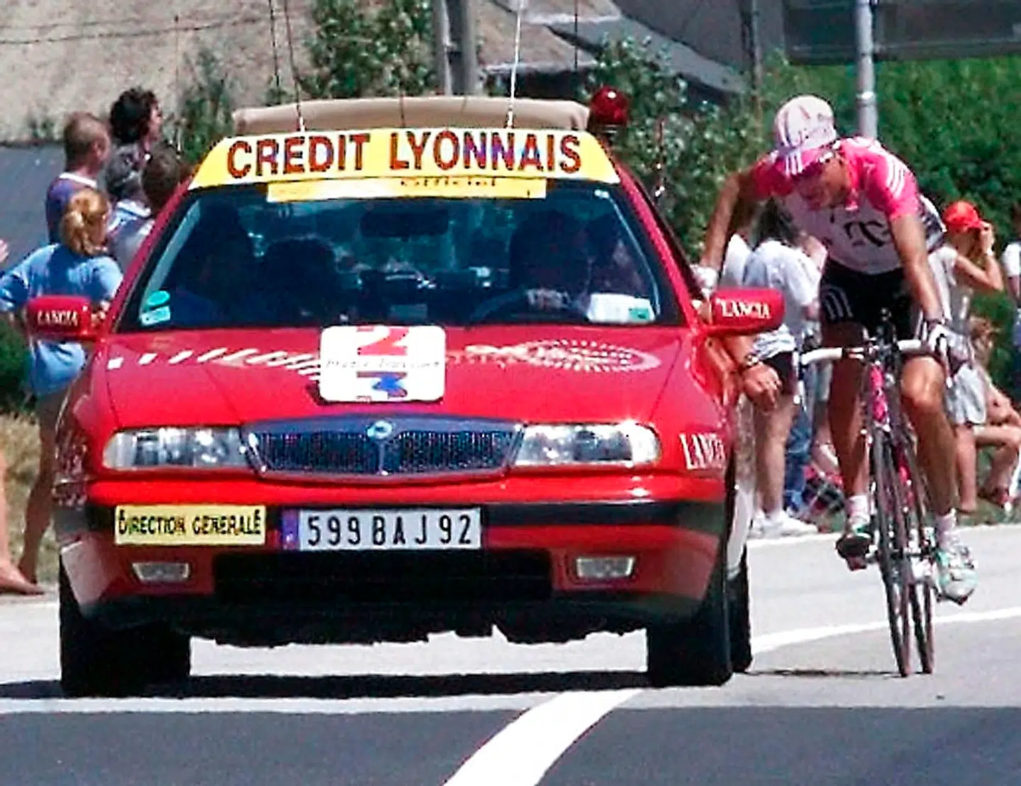 Bjarne Riis er cyklet op til løbsdirektør Jean-Marie Leblanc ved 17. etape af Tour de France for at demonstrere mod behandlingen af TVM-holdet dagen forinden.