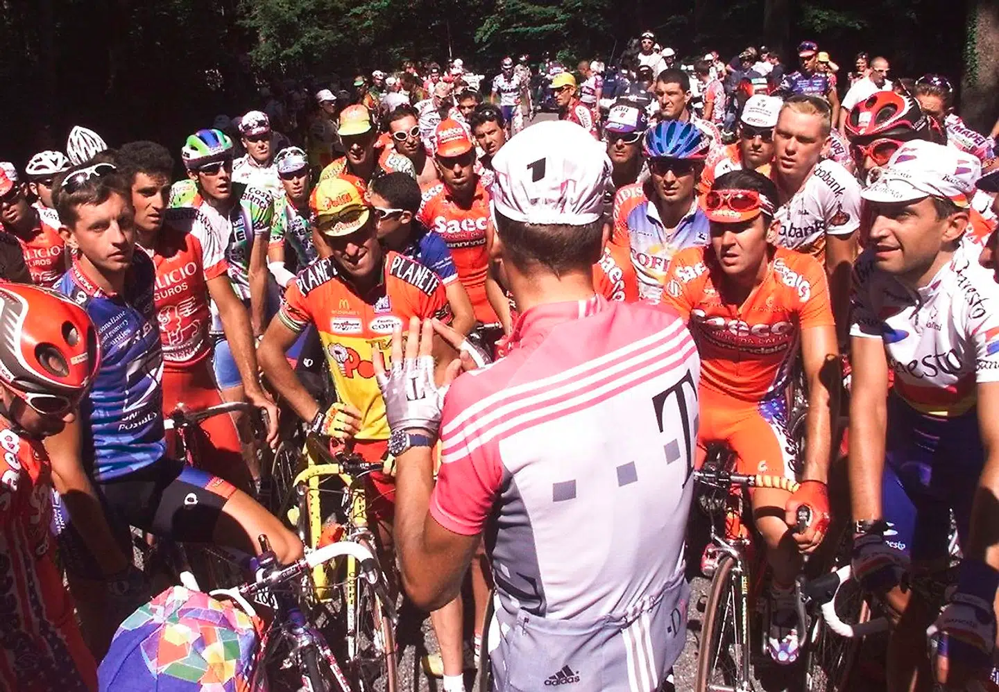 Bjarne Riis taler med rytterne under 17. etape.