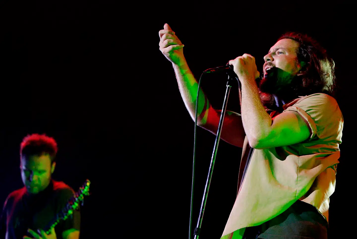 Eddie Vedder (R) singer of US band Pearl Jam performs during a concert in Rotterdam on August 13, 2009. AFP PHOTO/ANP/ RICK NEDERSTIGT - NETHERLANDS OUT BELGIUM OUT - RESTRICTED TO EDITORIAL USE - NO SALES- EUROPE ONLY -