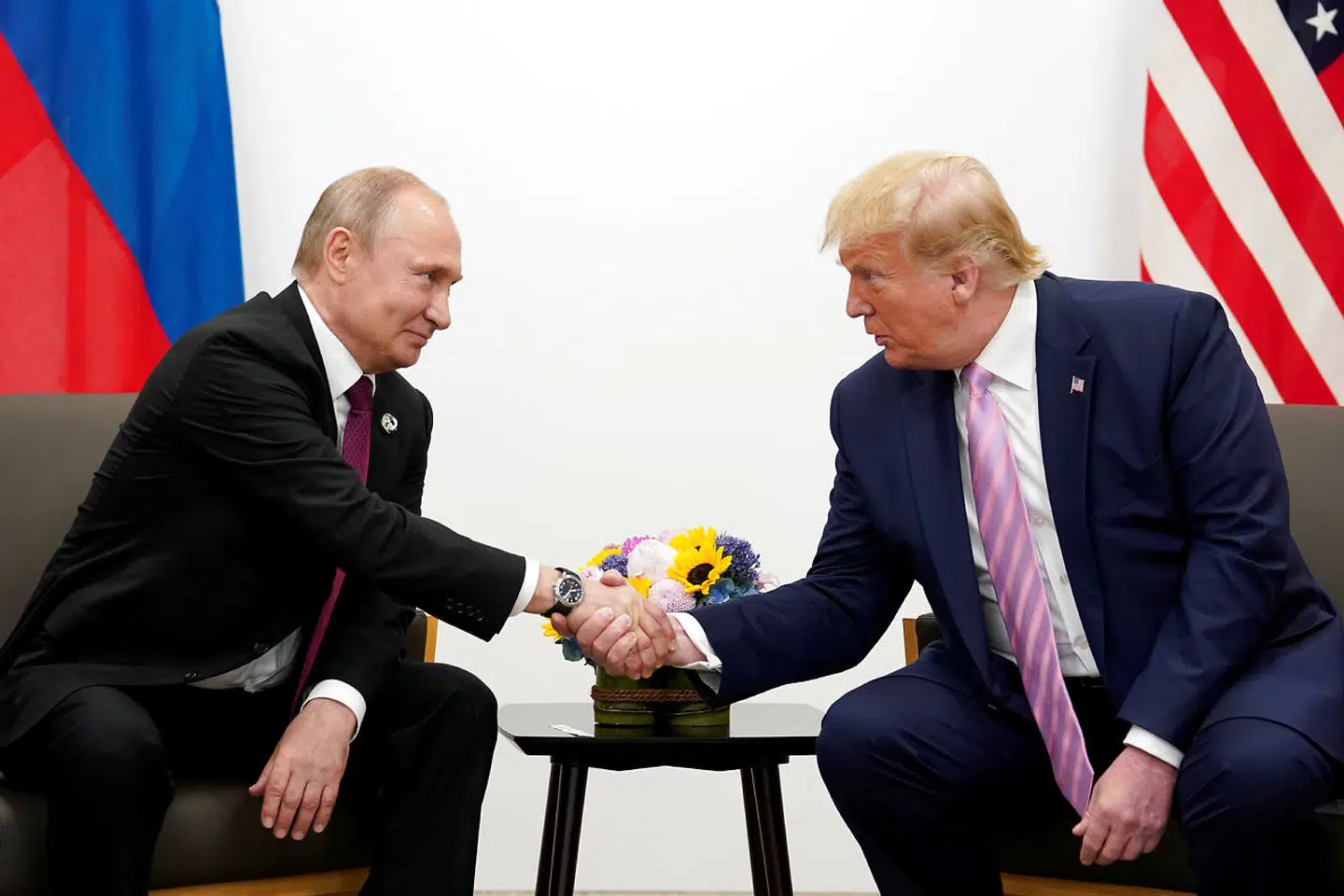 Ruslands Vladimir Putin og Donald Trump mødes under G20 mødet i Japan sidste sommer. (Arkivfoto)