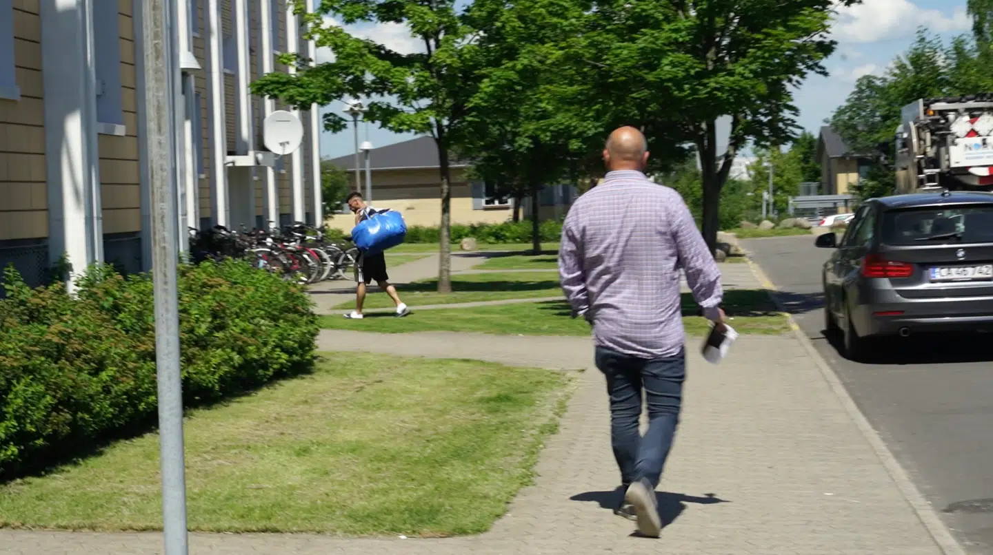 »Jeg har ikke noget at snakke om,« siger SB til B.T.s udsendte journalist Thomas Nørmark Krog og skynder sig ind i lejligheden, hvor storebroren befinder sig.