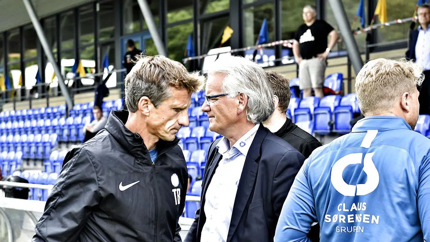 Troels Bech passerer Esbjerg fBs direktør, Brian Knudsen, efter nederlaget til Hobro, der sikrede Esbjerg nedrykning til 1. division.