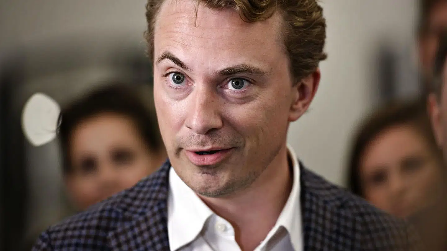 »Det eksempel på, at Venstre under Jakob Ellemnann-Jensen bevæger sig mere og mere hen mod midten og væk fra hardlinerne,« siger Morten Messerschmidt (DF) om Jakob Ellemann-Jensens fyring af sin særlige rådgiver Jesper Kraft, der kom frem mandag.
