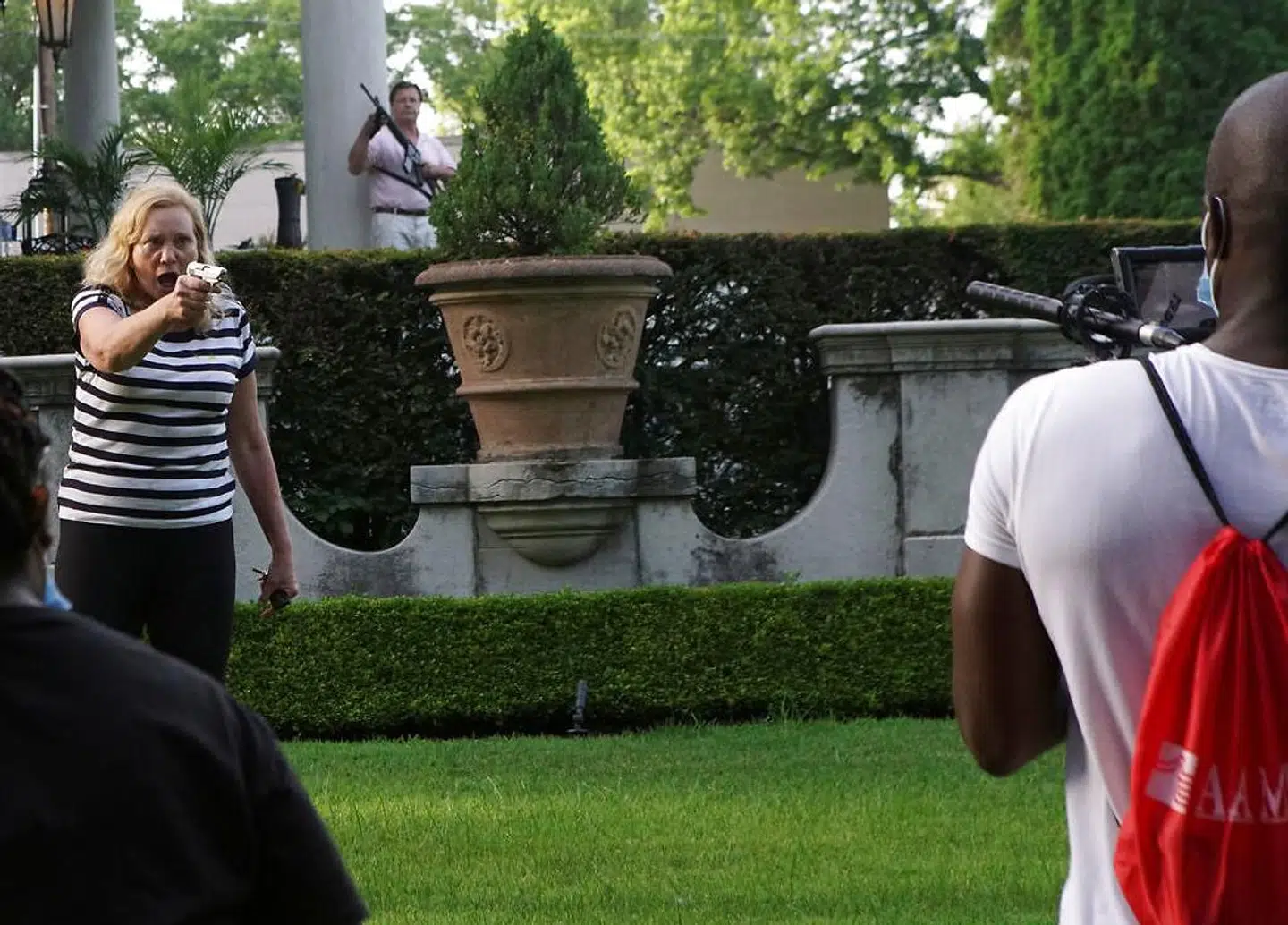 Patricia McClosky sigter på demonstranterne.