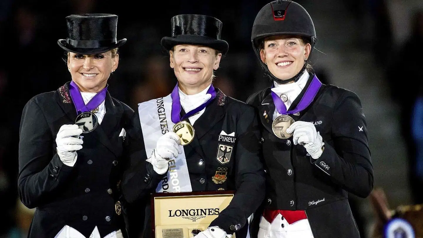 Cathrine Dufour (th.) fik i august 2019 en bronzemedalje ved EM i dressur. Her på podiet med tyske Dorothee Schneider (tv.) og Isabell Werth (i midten).