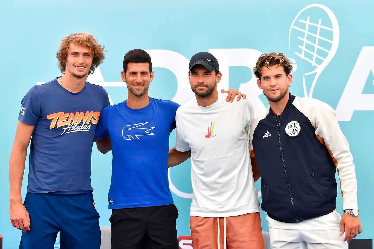 Alexander Zverev (tv.) fotograferet ved Adria Tour sammen med Novak Djokovic, Grigor Dimitrov og Dominic Thiem. Både Djokovic og Doimitrov er siden testet positiv for covid-19.