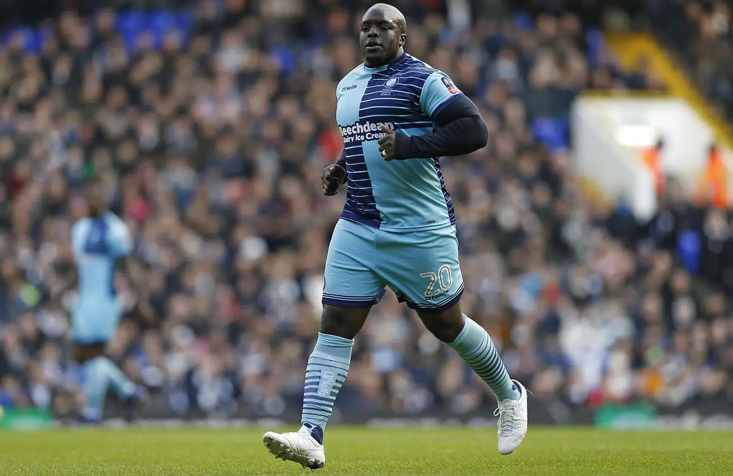 38-årige Adebayo Akinfenwa har fået en bøde i sin klub, fordi han tog en Liverpool-trøje på til træning.