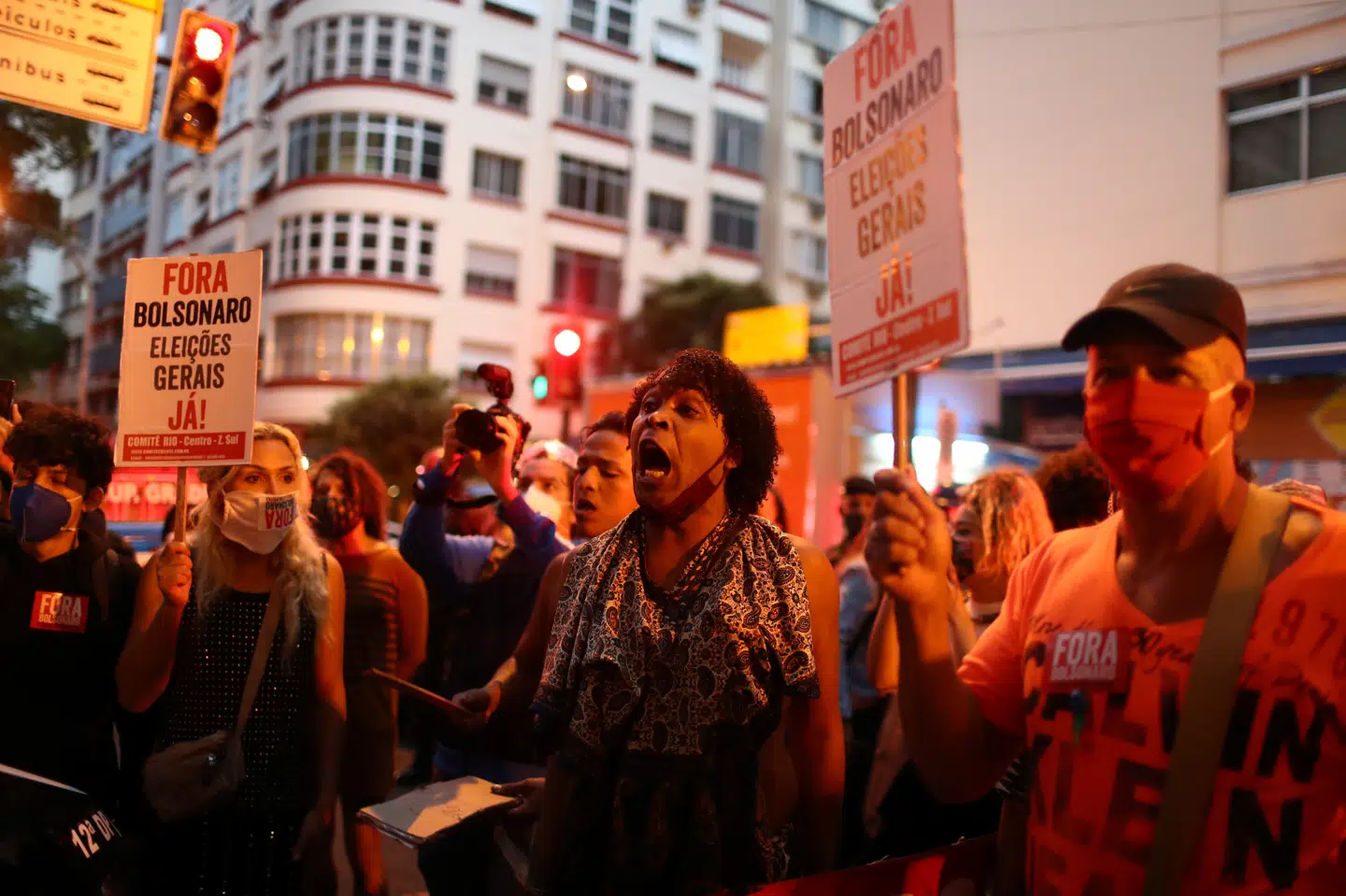 Demonstranter i Brasiliens hovedstad, Brasília, protesterer imod landets præsident, Jair Bolsonaro, og hans håndtering af coronaviruspandemien. Pilar Olivares/Reuters