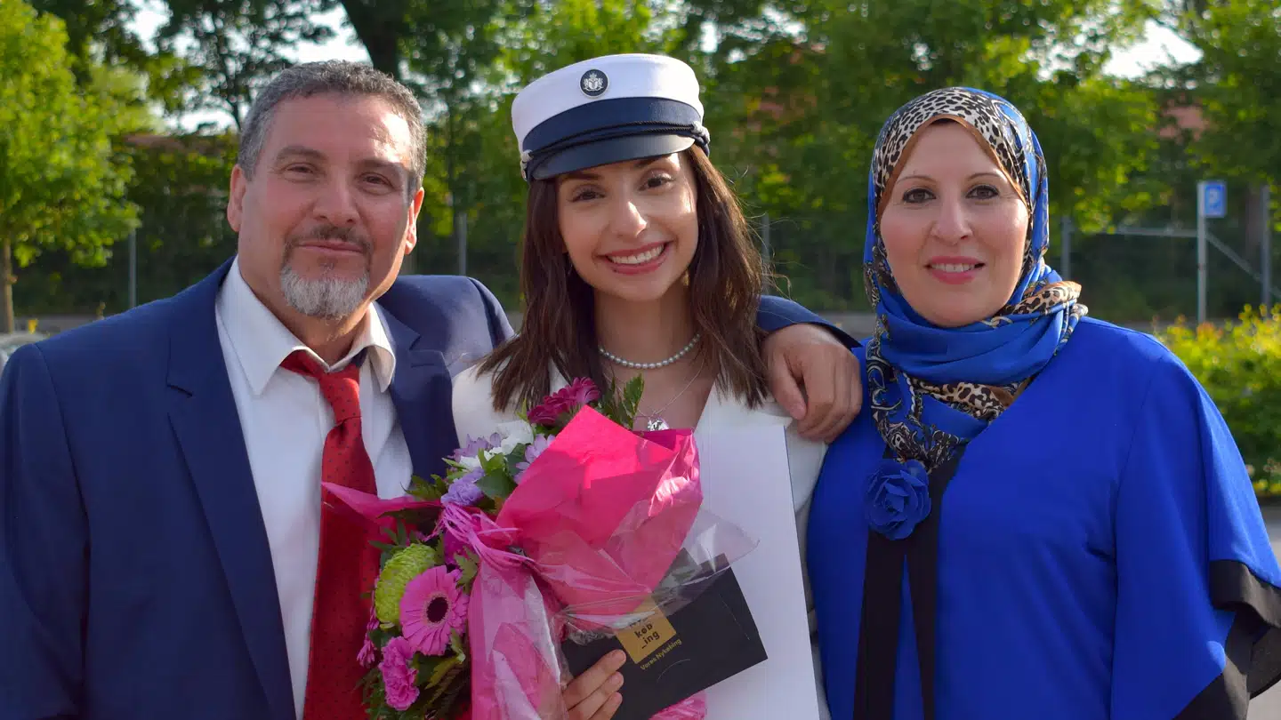 Yasmin El Youssef fotograferet sammen med sine stolte forældre.