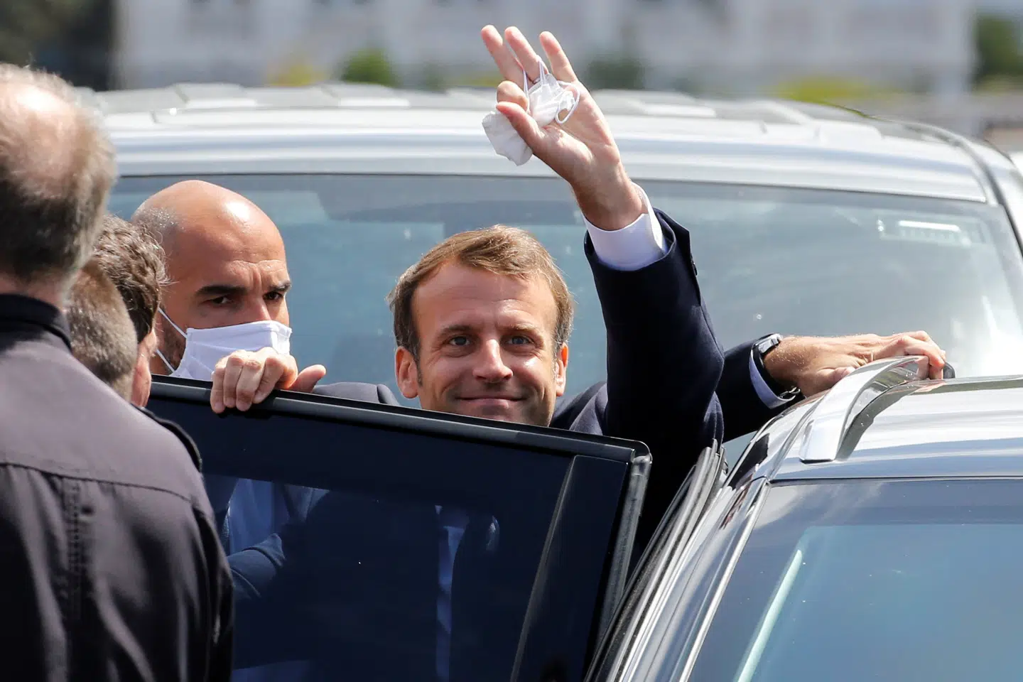 Frankrigs præsident, Emmanuel Macron, sætter sig ind i sin bil efter at have stemt ved søndagens lokalvalg i sin hjemby, Le Touquet-Paris-Plage, der ligger omkring 250 kilometer nord for Paris. (Arkivfoto) Pascal Rossignol/Reuters