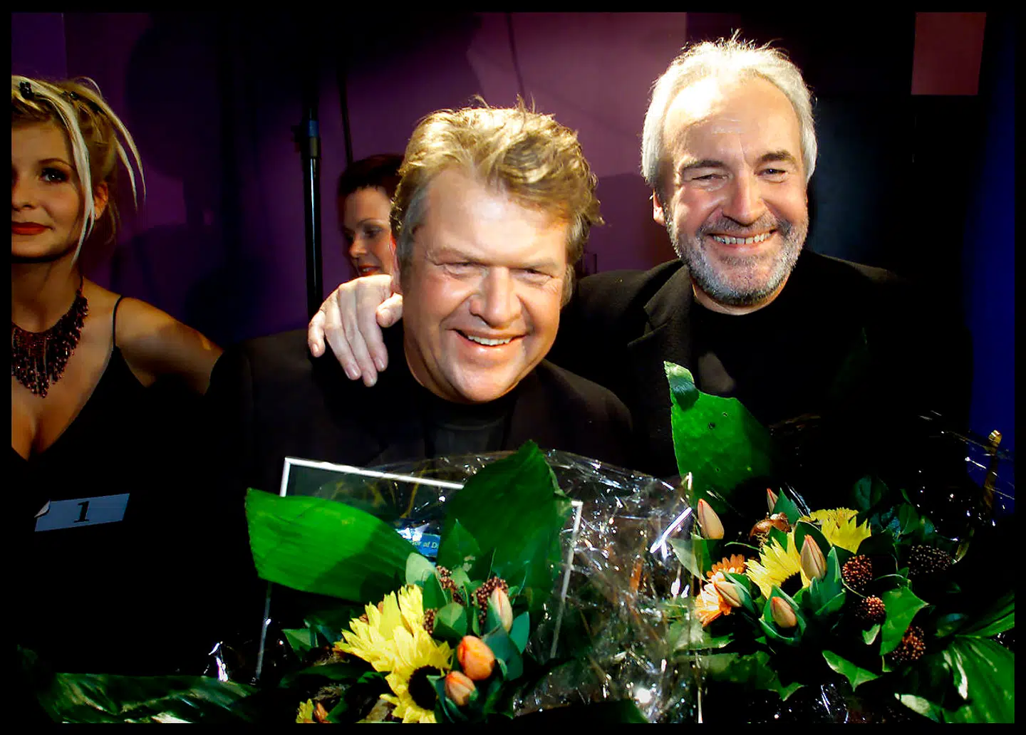 Brødrene Olsen, alias Jørgen Olsen (th) og Niels Olsen, modtager bl.a. blomster for deres overbevisende sejr med sangen'Smuk som et stjerneskud' ved det danske Melodi Grand Prix 2000 februar 19, 2000 i Cirkusbygningen i København.