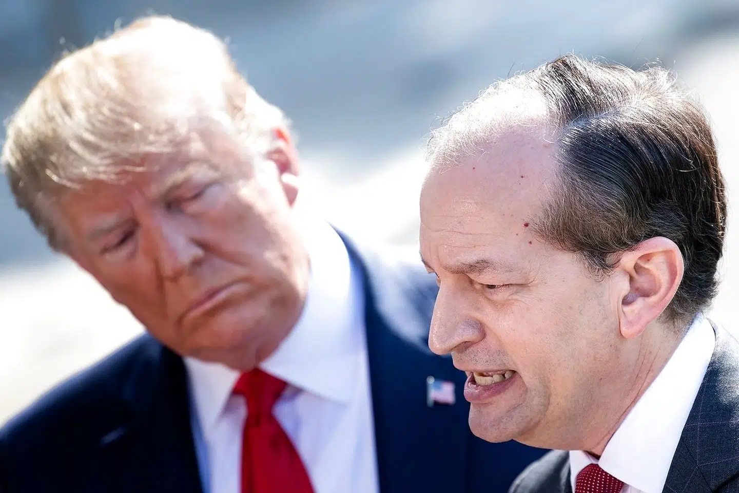 Donald Trump var gennem mange år nær ven af Jeffrey Epstein. Her ses han med den tidligere statsanklager Alexander Acosta, som tilbage i 2007 sikrede milliardæren en lukrativ aftale.