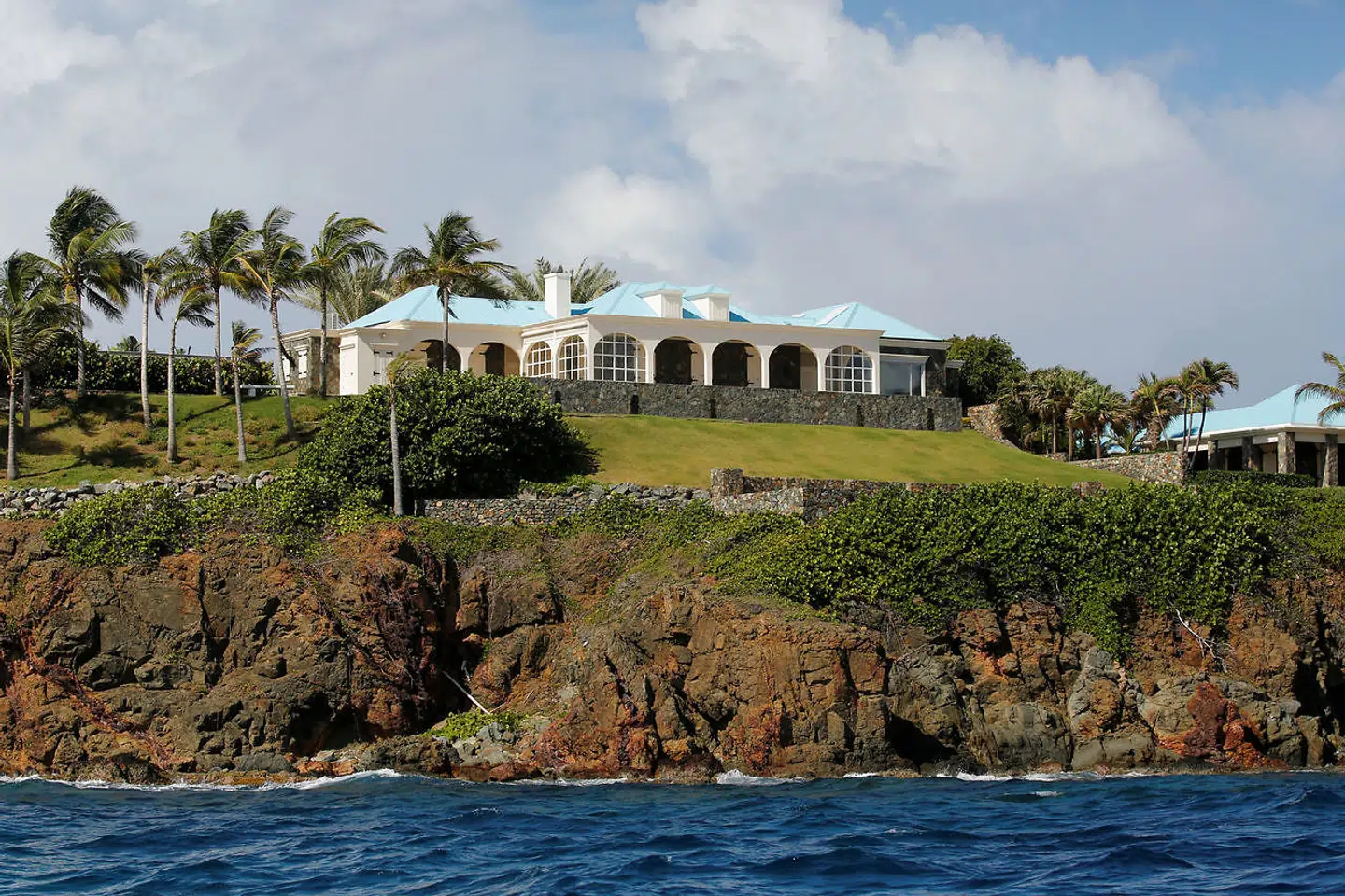 En del af misbruget foregik på Jeffrey Epsteins private ø i Caribbien.