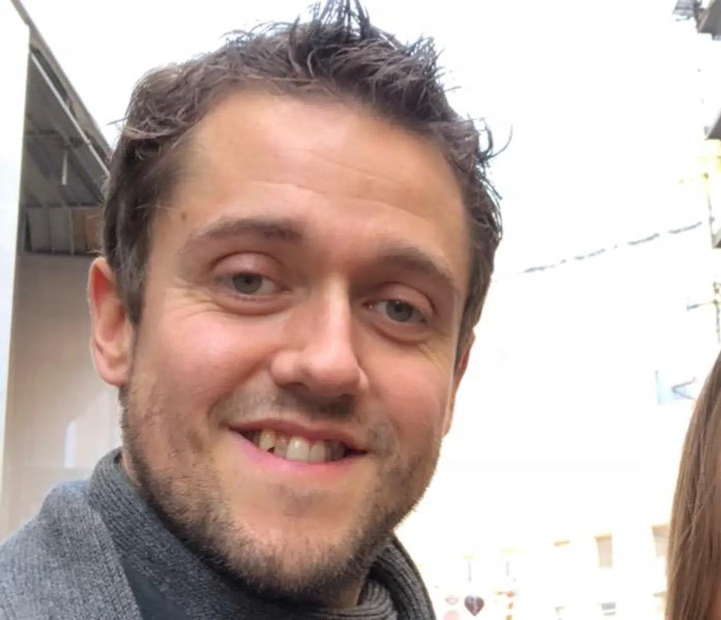 Oliver Saylor bor sammen med sin kæreste på Islands Brygge, og de er begge godt trætte af skrald.