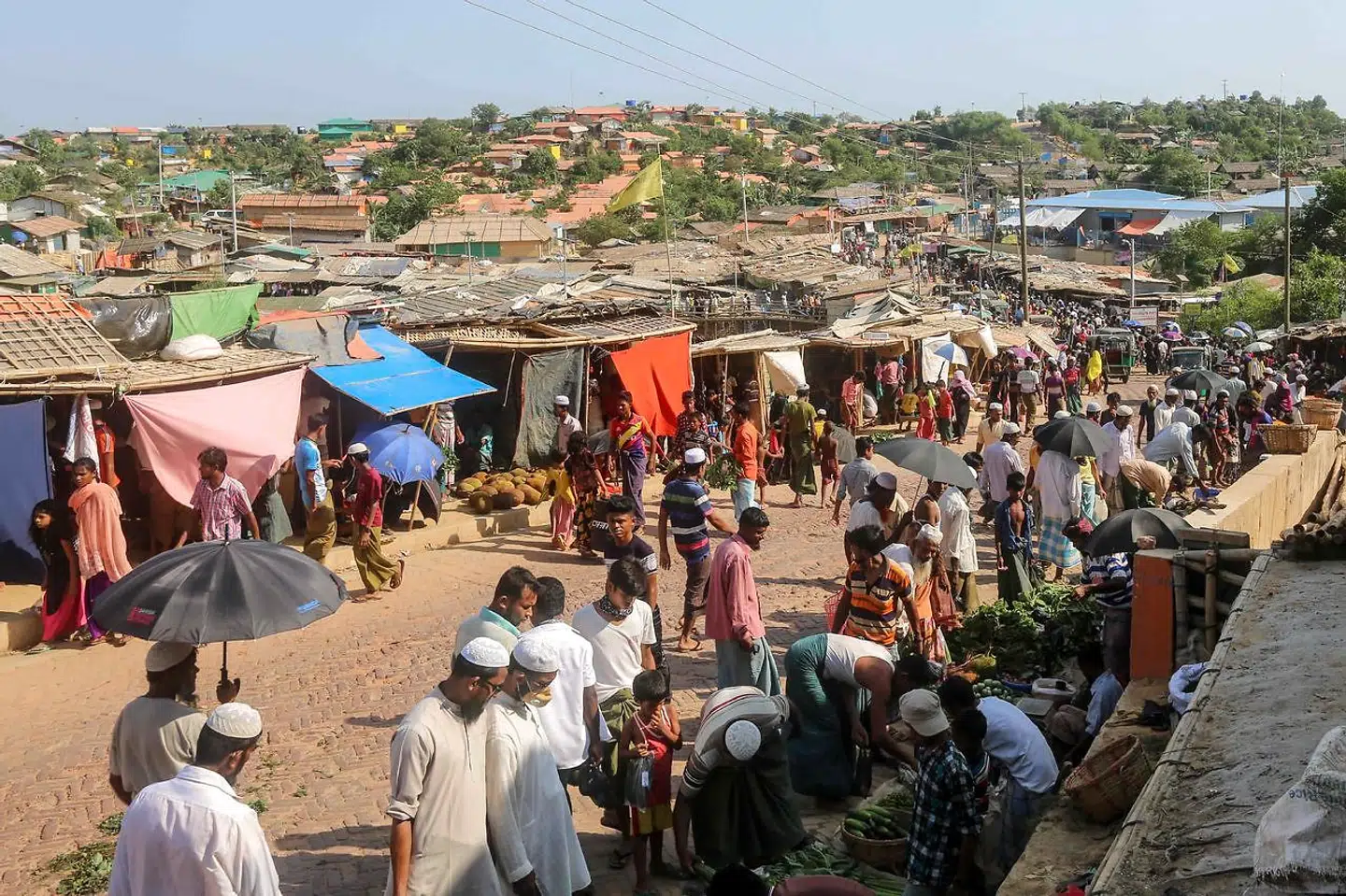 Rohingya-flygtninge på et marked i Ukhia i Kutupalonglejren i Bangladesh.