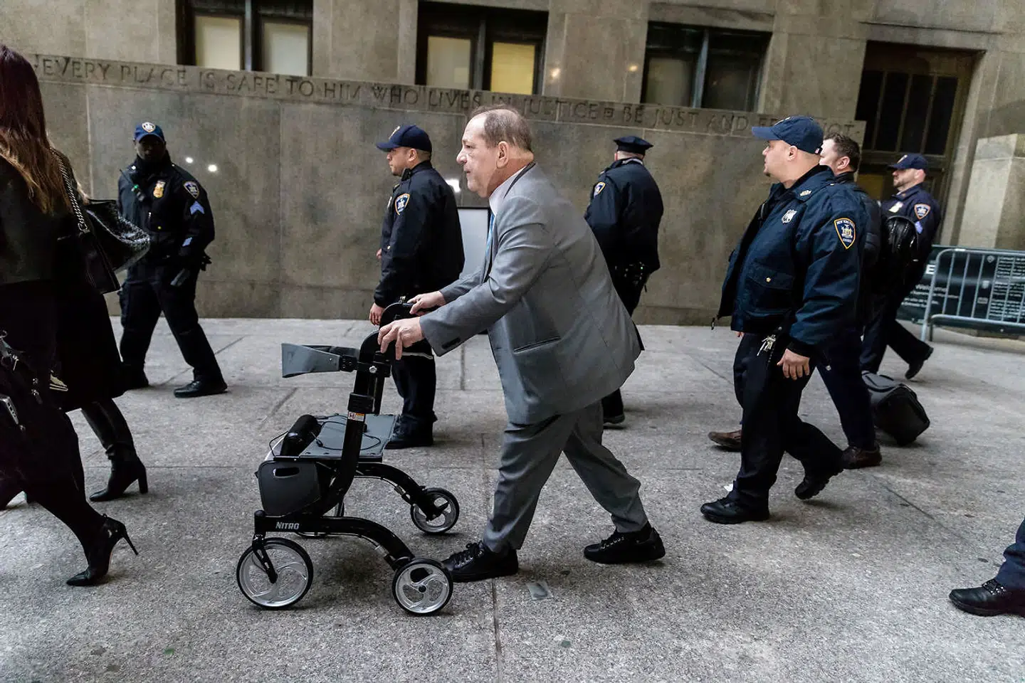Harvey Weinstein forlader retten i februar 2020. Han blev siden idømt 23 års fængsel for voldtægt og seksuelt overgreb.