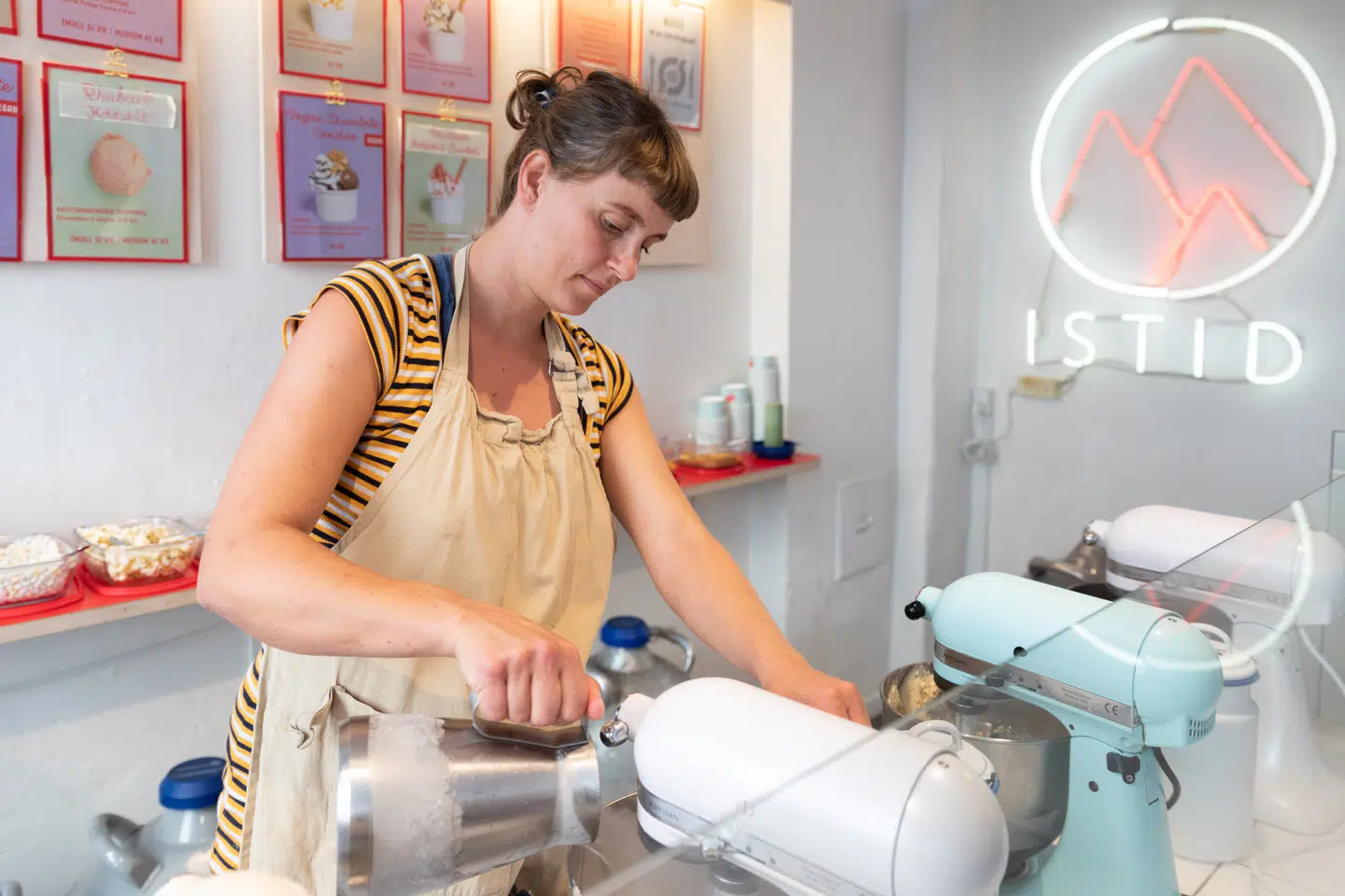 Anniken Sand i butikken i Jægersborggade, hvor hun fortsat knokler løs, selv om hun skal føde lige om lidt.