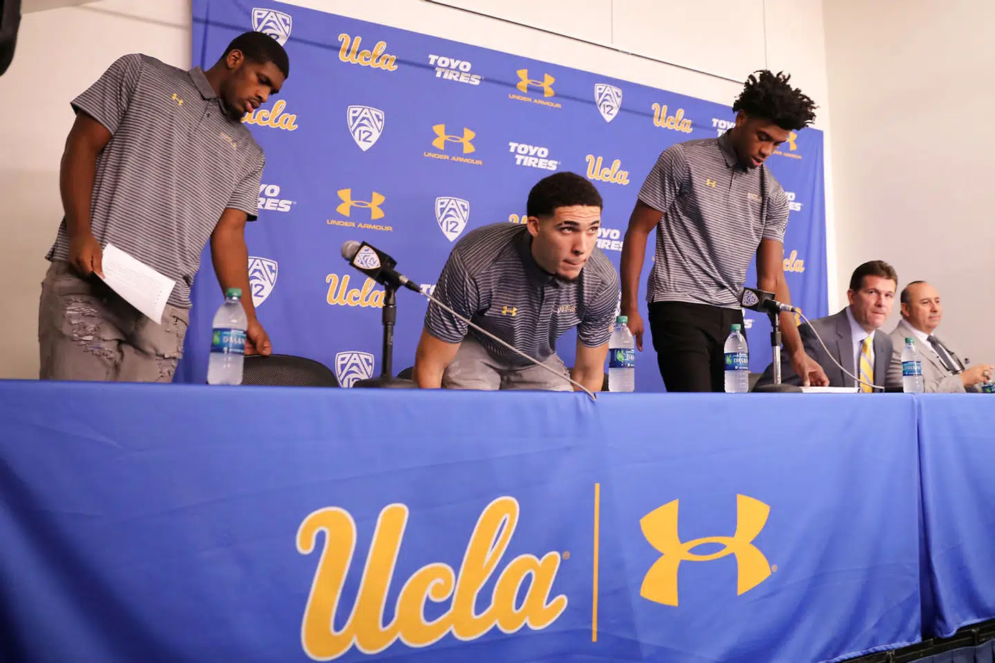 Basketball-spillere fra UCLA til pressemøde. Tøjsponsor Under Armours logo ses ved siden af UCLA-navnet.