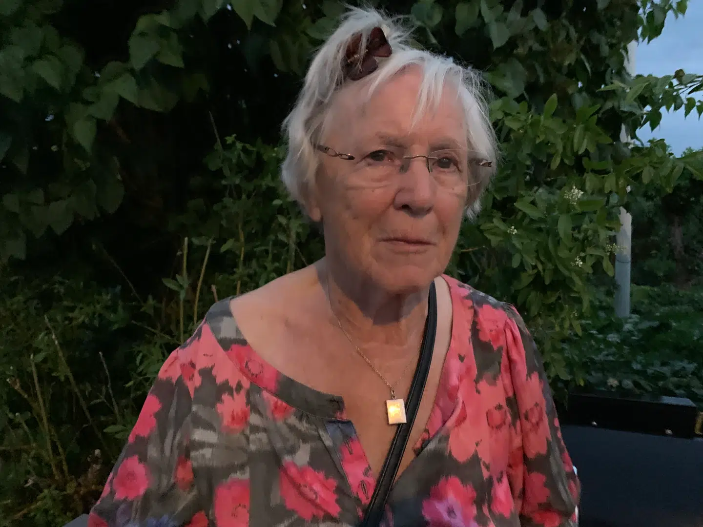 Det var lige over for 85-årige Karen Kjelsmarks hus på lille og lukket vej i Lyngby, at 21-årige Yahya J. begik fem af de 66 brud på straffeloven, han sidste år blev dømt for at have begået. Lige over for Karen Kjelsmarks hus sad Yahya J. uden kørekort i uregistreret bil medf stjålne nummerplader. Og så var han i besiddelse af hash og kokain til videresalg. Foto: Thomas Nørmark Krog