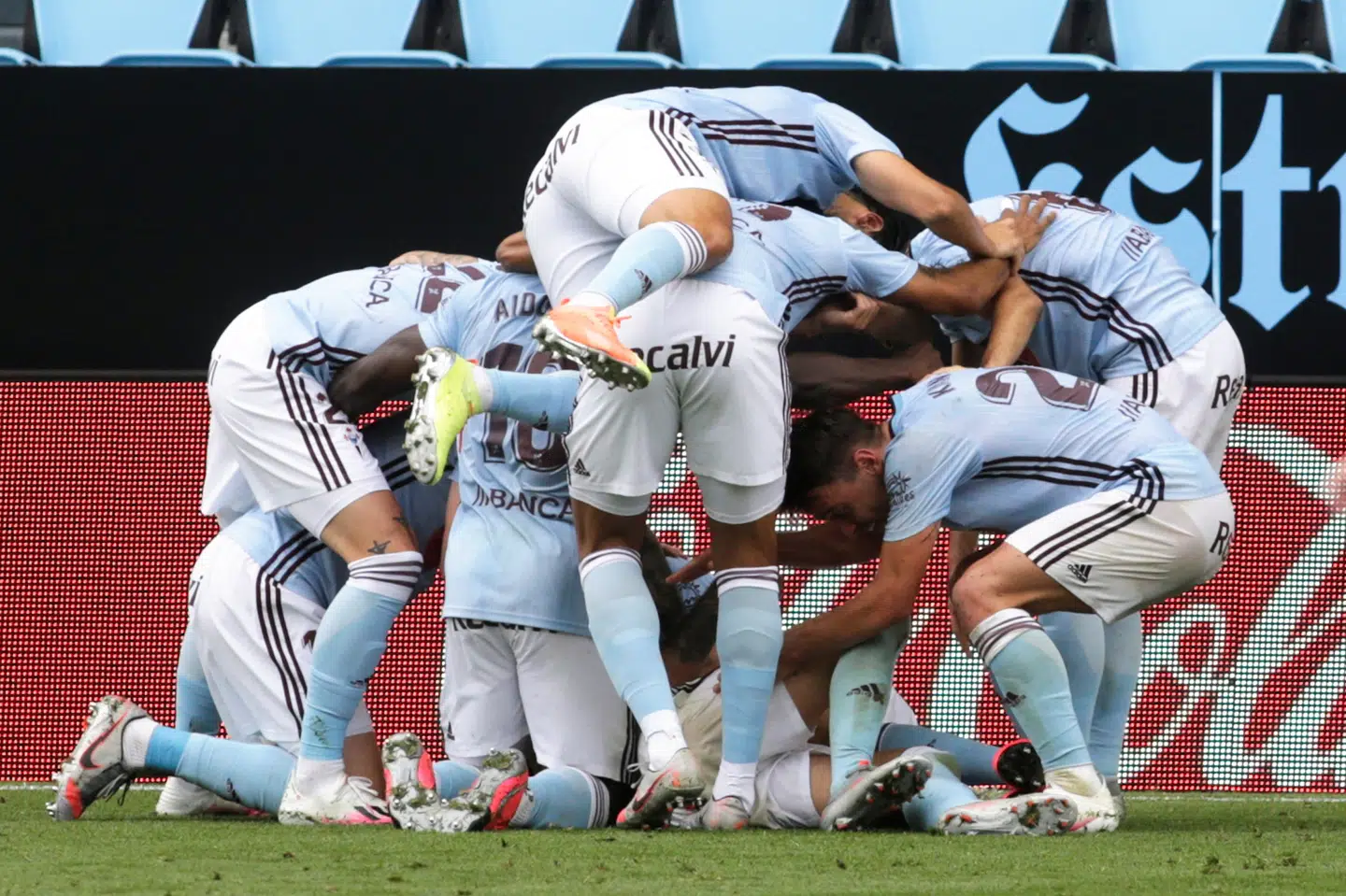 Celta Vigos spillere jubler over Iago Aspas' udligning i det 88. minut i lørdagens kamp mod FC Barcelona. Miguel Vidal/Reuters